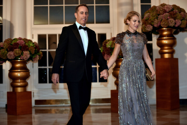 HÅND I HÅND: Komiker Jerry Seinfeld og kona Jessica Seinfeld kastet også glans over tirsdagens statsmiddag. Foto: Reuters HÅND I HÅND: Komiker Jerry Seinfeld og kona Jessica Seinfeld kastet også glans over tirsdagens statsmiddag. Foto: Reuters